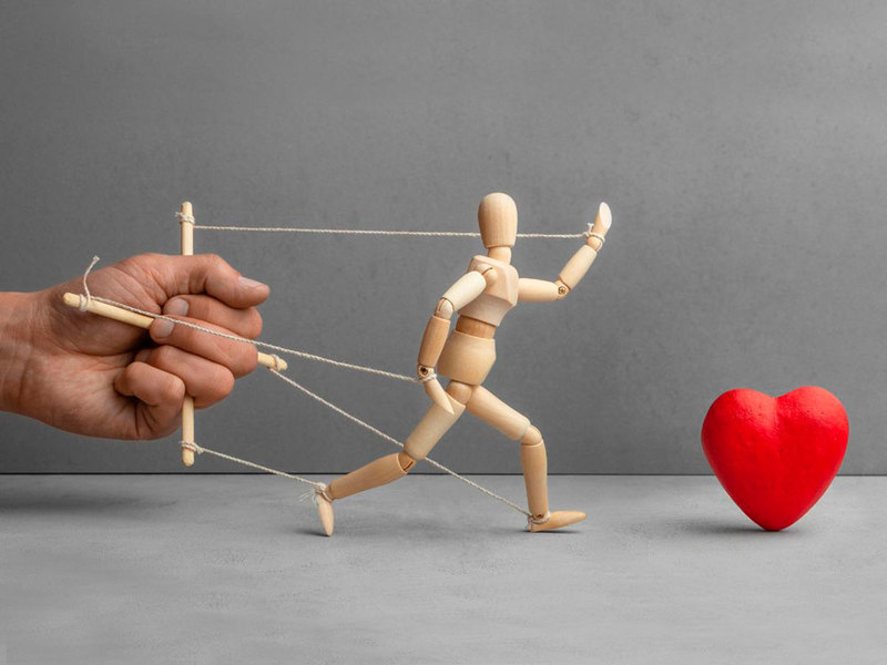 Manipulación emocional pareja Piztu Psicología